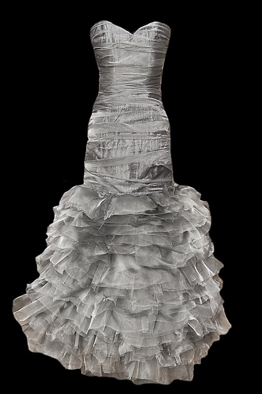 Długa i krótka suknia wieczorowa w jednym, z oryginalnymi falbanami na spódnicy.