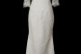 Długa koronkowa suknia ślubna Reiko z dekoltem w serduszko, rękawkami, gołymi koronkowymi plecami oraz upinanym trenem.
