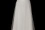 Długa suknia ślubna w groszki z dekoltem w serduszko i gołymi plecami.