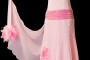 Różowa suknia do tańca standardowego z piórami i marszczeniami na pasku.