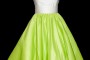 Krótka satynowa suknia do tańca z rozkloszowanym zielonym dołem i białą górą na szerokich ramiączkach, z dekoltem w delikatną łódkę.