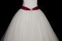 Przepiękna krótka sukienka do ślubu kościelnego i cywilnego z wiązanym z tyłu gorsetem, czerwonym paskiem z kamieniami oraz tiulową rozkloszowaną spódnicą.