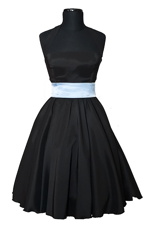 Krótka czarna sukienka studniówkowa z niebieskim paskiem, kokardą z tyłu lub czerwonym pasem.