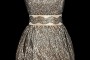 Krótka sukienka wieczorowa typu bombka na jedno ramię pokryta ręcznie wykonaną koronką od Sophie Hallette.