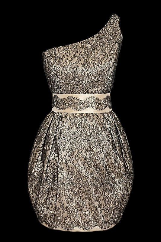 Krótka sukienka wieczorowa typu bombka na jedno ramię pokryta ręcznie wykonaną koronką od Sophie Hallette.