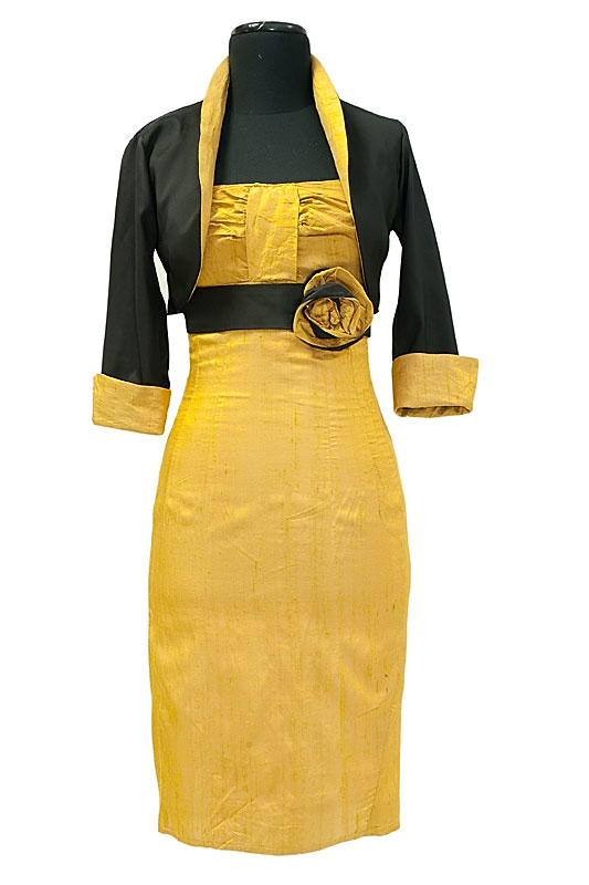 Krótka sukienka koktajlowa na ramiączkach w kolorze złotym z czarnym pasem i dwukolorową różą.
