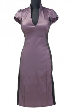 Krótka sukienka biznesowa w kolorze fioletowym z czarnymi pasami po boku, które wyszczuplają sylwetkę. Delikatny dekolt w literę V.