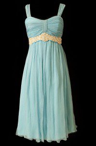 Krótka zwiewna niebieska sukienka wizytowa na wesele i studniówkę na ramiączkach, z marszczeniami na biuście i haftowanym jasnym pasem.