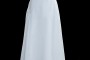 Długa jedwabna suknia ślubna z długim odpinanym trenem, delikatnymi marszczeniami i zakładkami na gorsecie oraz zakrytymi plecami.