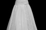 Długa suknia ślubna z koronkowym gorsetem i prostym dekoltem z marszczeniami na pasie.
