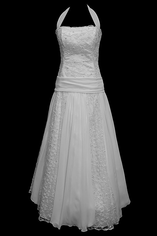 Długa koronkowa suknia ślubna na ramiączkach, z koronkowym gorsetem, prostym dekoltem i marszczonym pasem.