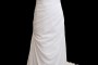 Długa, oryginalna suknia ślubna z zakładkami, gorsetem z dekoltem w łódkę oraz seksownymi gołymi plecami oraz długim podpinanym trenem.