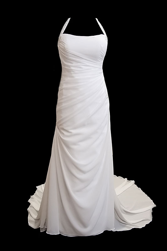Długa, oryginalna suknia ślubna z zakładkami, gorsetem z dekoltem w łódkę oraz seksownymi gołymi plecami oraz długim podpinanym trenem.