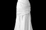 Przepiękna długa suknia ślubna syrenka / rybka na gorsecie z dekoltem w serduszko. Z tyłu sukienka ma podpinany tren i jest zapinana na guziczki.