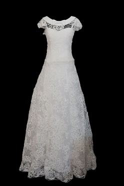 Długa koronkowa suknia ślubna w stylu vintage z koronkowym gorsetem i dekoltem w serduszko, placami z koronki i trenem.