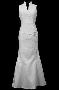 Klasyczna suknia ślubna syrenka / rybka z dekoltem w wąski szpic i koronkowymi aplikacjami.