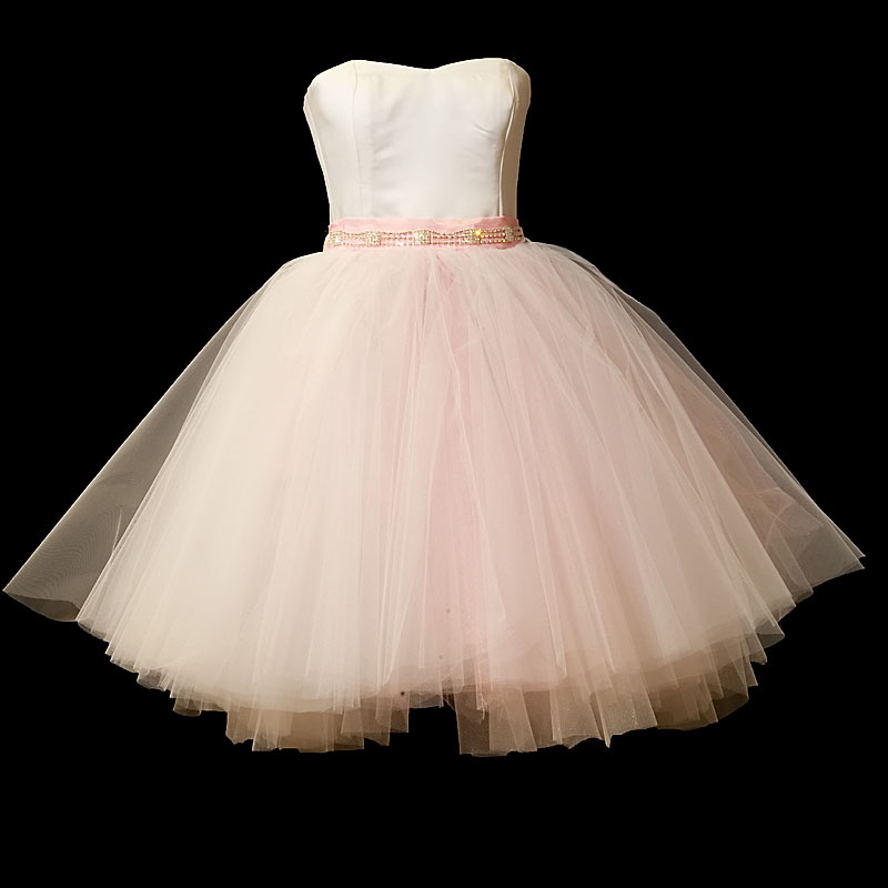 Krótka sukienka ślubna typu baletnica z szeroką tiulową różową spódnicą i dekoltem w serduszko.