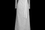 Długa suknia ślubna z odcinanym gorsetem na ramiączkach. Sukienka posiada koronkowe rękawki w stylu vintage oraz pasek z kokardą.