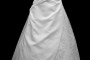 Długa suknia ślubna typu princeska z koronkowym gorsetem z marszczeniami i spódnicą obszytą ręcznie wycinanymi haftami z upinanym trenem.