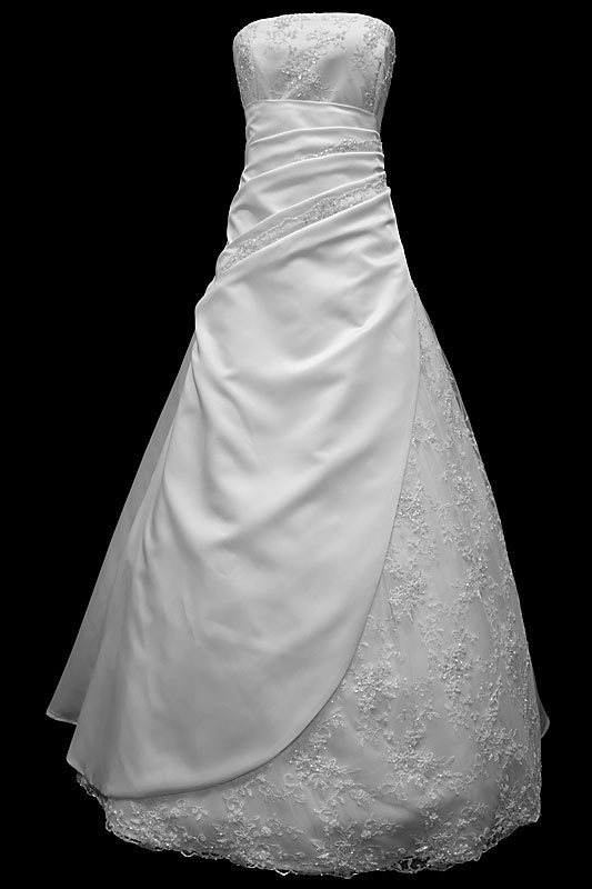 Długa suknia ślubna typu princeska z koronkowym gorsetem z marszczeniami i spódnicą obszytą ręcznie wycinanymi haftami z upinanym trenem.