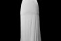 Seksowna długa suknia ślubna z dekoltem w szpic i gołymi plecami przykrytymi koronką.
