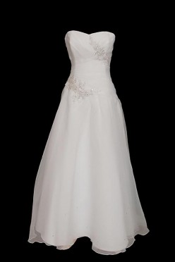 Długa klasyczna suknia ślubna z marszczeniami i zakładkami o kroju w literę A z portfelowym dekoltem w serduszko i zakrytymi plecami.