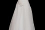 Długa klasyczna suknia ślubna z marszczeniami i zakładkami o kroju w literę A z portfelowym dekoltem w serduszko i zakrytymi plecami.