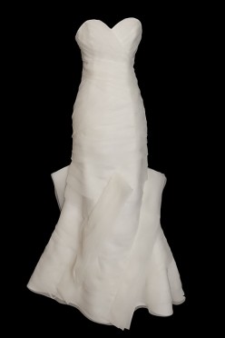 Długa suknia ślubna typu syrenka / rybka na gorsecie z zakładkami i oryginalnym dołem.
