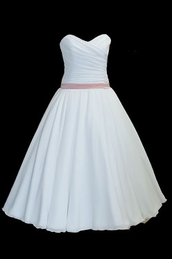 Prosta krótka suknia ślubna z zakładkami, dekoltem w serduszko, spódnicą z koła i cienkim różowym paskiem.