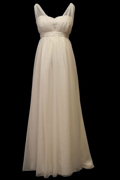 Długa suknia ślubna dla kobiet w ciąży z dekoltem w serduszko, koronkowym gorsetem na ramiączkach i upinanym trenem.