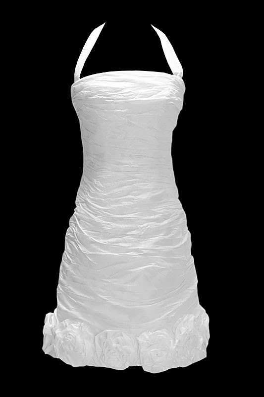 Krótka marszczona suknia ślubna na ramiączkach, z ręcznie robionymi kwiatami na dole i wiązanymi plecami.