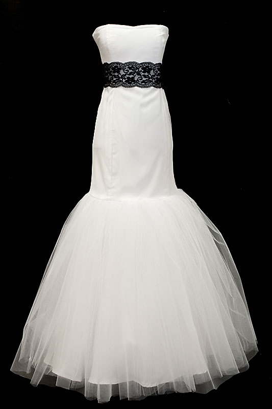Suknia ślubna typu syrenka / rybka z czarnym koronkowym pasem i rozkloszowanym tiulowym dołem.