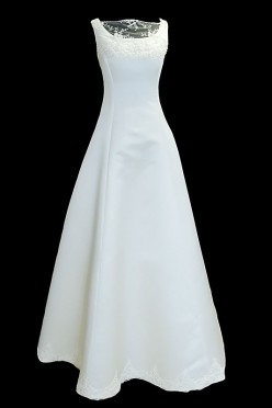 Skromna suknia ślubna z dekoltem w łódkę przykrytym koronką oraz kolorowym paskiem. Sukienka na ramiączkach, bez trenu i z zakrytymi plecami.