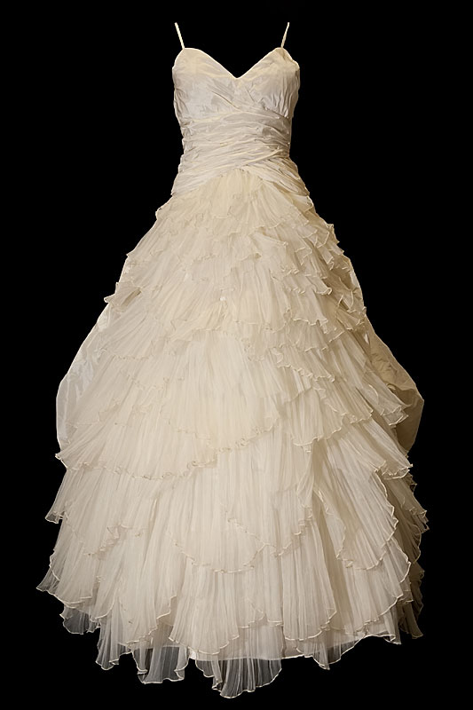 Suknia ślubna dwuczęściowa w stylu hiszpańskim z bogatymi marszczeniami, portfelowym dekoltem w szpic, gołymi plecami i odpinanym trenem.