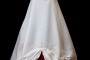 Długa suknia ślubna z koronkowymi zdobieniami i marszczeniami na gorsecie z prostym dekoltem. Sukienka z zakrytymi plecami i wiązaniami gorsetowymi.