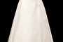 Klasyczna koronkowa suknia ślubna z koronkowym gorsetem i srebrnym marszczonym pasek, ozdobionym z tyłu kokardą.