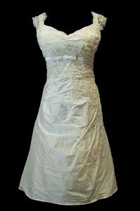 Marszczona krótka sukienka ślubna z koronkami, dekoltem w serduszko i cienkim paskiem.