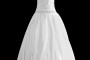 Klasyczna suknia ślubna princeska z gorsetem z zakładkami i dekoltem w serduszko. Z tyłu sukienka ma podpinany tren.