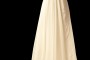 Długa suknia ślubna o kroju w literę A z dekoltem portfelowym w szpic. Sukienka na gorsecie z zakrytymi plecami i podpinanym trenem.