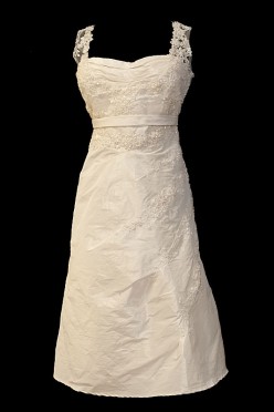 Krótka koronkowa sukienka ślubna z dekoltem prostym i koronkowymi plecami.