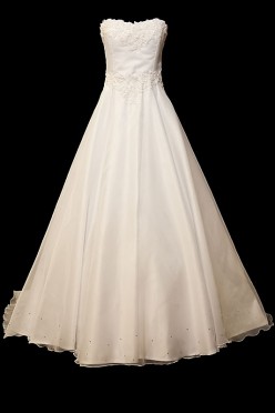 Długa suknia ślubna typu princeska z rozkloszowanym dołem, koronkowym gorsetem z dekoltem w serduszko, wiązanymi plecami i podpinanym trenem.