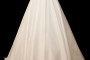 Długa suknia ślubna typu princeska z rozkloszowanym dołem, koronkowym gorsetem z dekoltem w serduszko, wiązanymi plecami i podpinanym trenem.