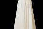 Długa suknia ślubna odcinana w pasie o kroju w literę A. Greczynka z odpinanym trenem, zakrytymi plecami i dekoltem w serduszko.