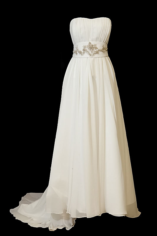 Długa suknia ślubna odcinana w pasie o kroju w literę A. Greczynka z odpinanym trenem, zakrytymi plecami i dekoltem w serduszko.