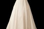 Długa suknia ślubna princessa z dekoltem w literę V na ramiączkach oraz odkrytymi plecami.