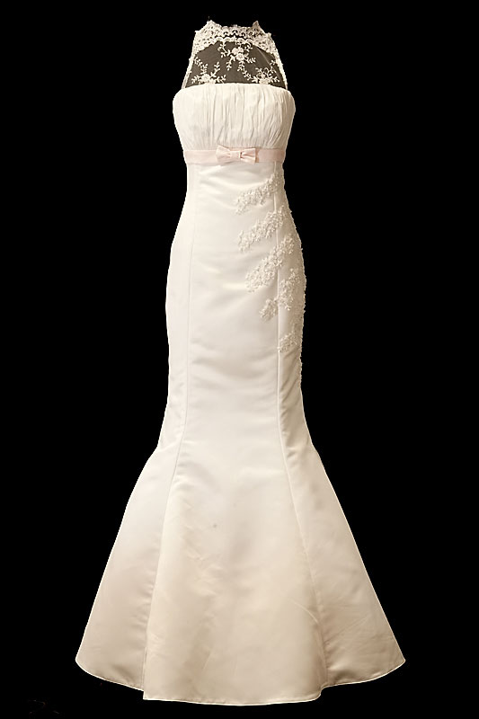 Koronkowa długa suknia ślubna o kroju syrenki, zdobiona haftami z prostym dekoltem w łódkę, różowym paskiem pod biustem oraz podpinanym trenem.