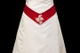 Krótka koronkowa suknia ślubna na gorsecie z czerwonym pasem i zakrytymi plecami.