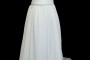 Długa klasyczna suknia ślubna typu princeska z portfelowym dekoltem w szpic, gołymi plecami i odpinanym trenem.