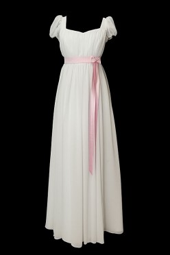 Długa suknia ślubna z zakładkami typu józefinka na gorsecie z rękawkami i dekoltem w serduszko oraz zakrytymi plecami.