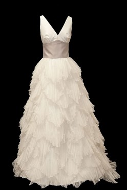 Dwuczęściowa suknia ślubna z marszczeniami na biuście, szerokim pasem i oryginalną spódnicą w pióra.